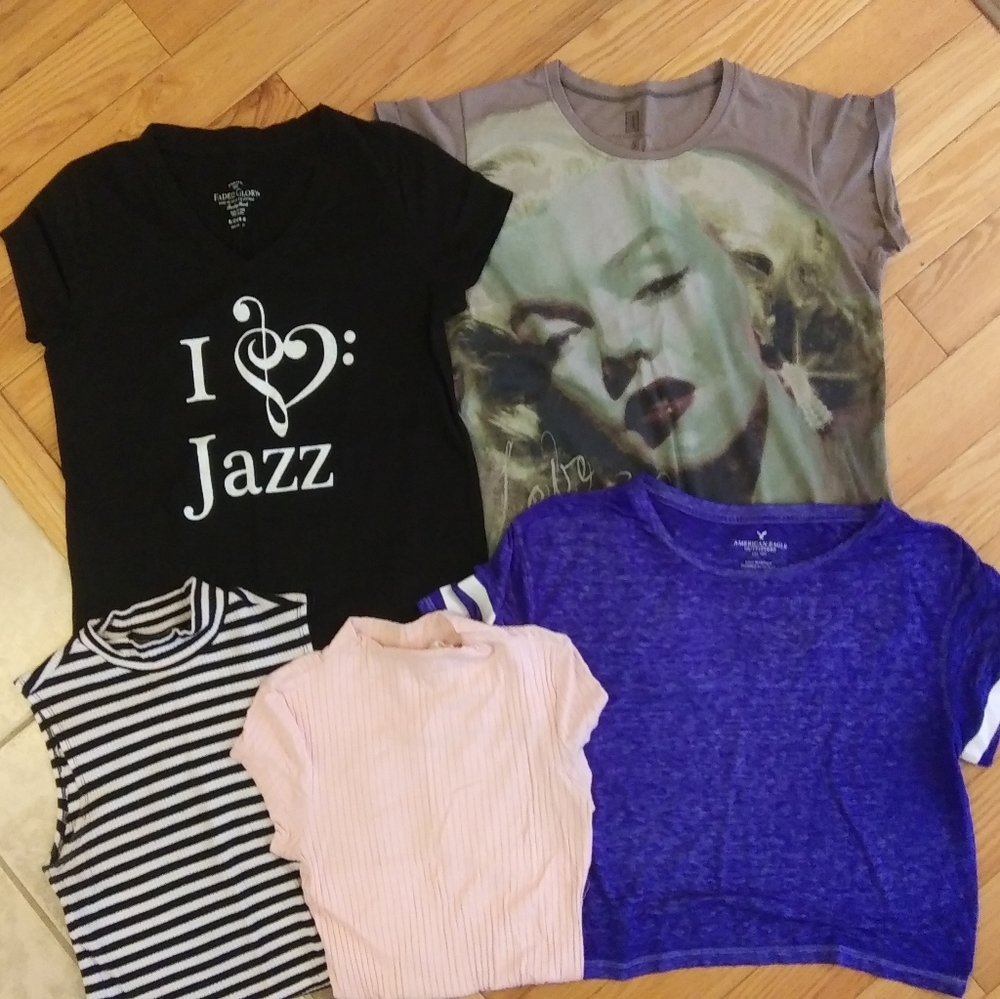 Lot of  5 Women's Tee Shirts Size Small